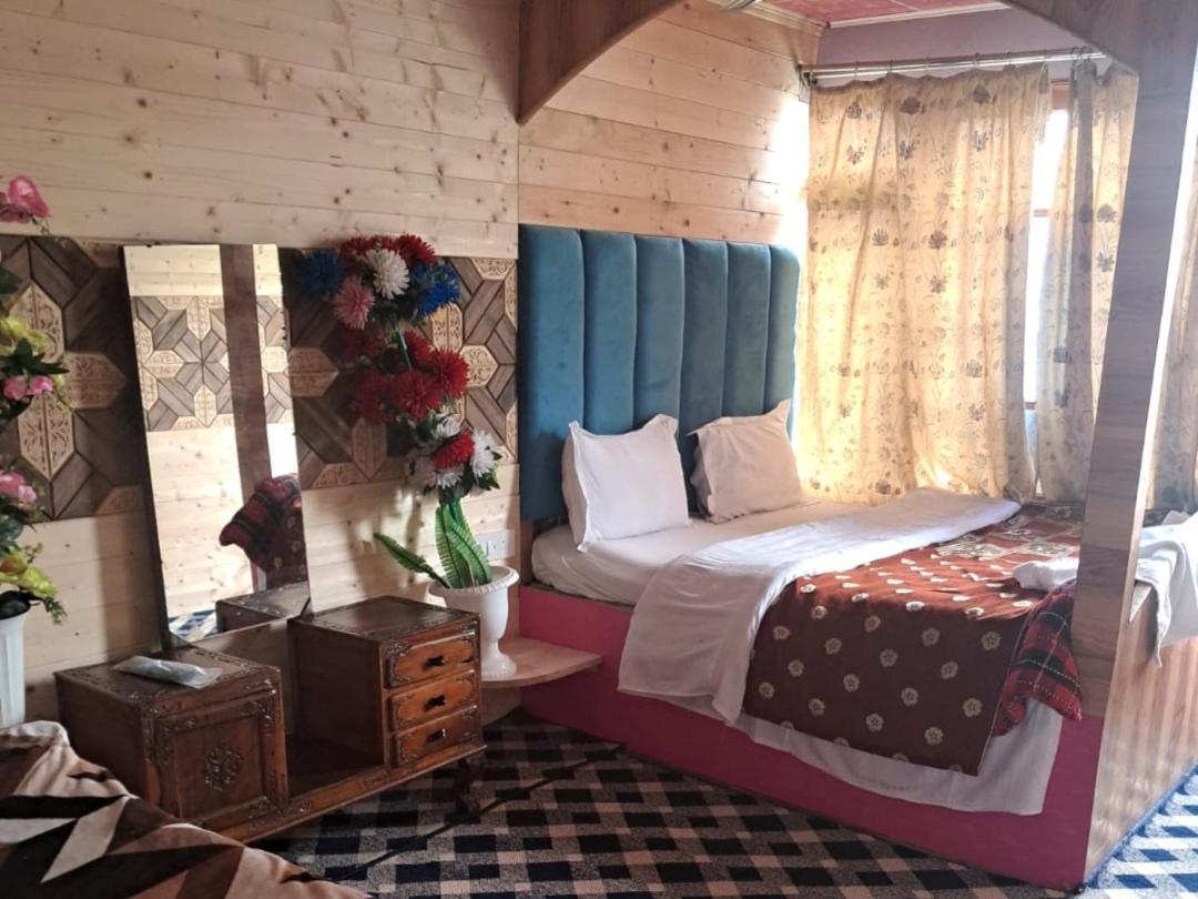 New Lakes Crown Group Of Houseboats Srīnagar Zimmer foto